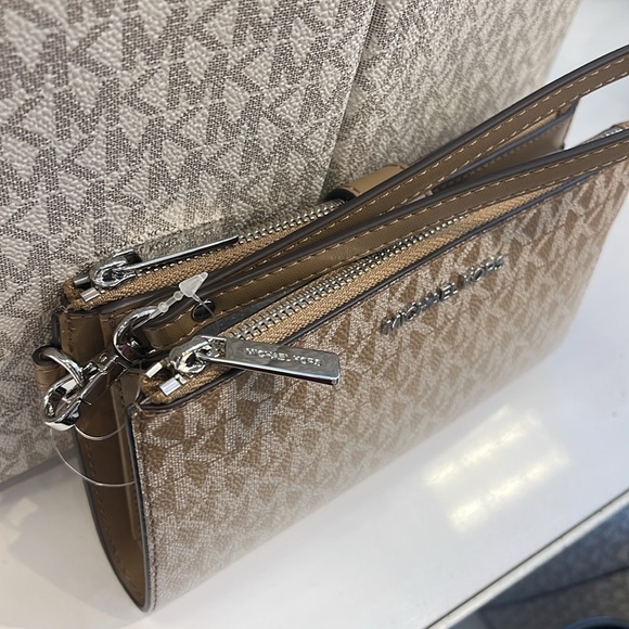 MICHAEL KORS
Jet Set Large Logo Signature Double-Zip Wristlet-Wallet-Phone Case - Picture 15 of 16